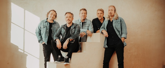 Die Band auf einer Treppe sitzend